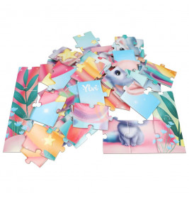 Bunte Puzzleteile, einige mit Sternen, Pflanzen oder einem Cartoon-Tier-Motiv, liegen verstreut.