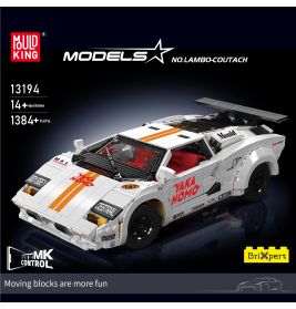 Weiß-orangefarbenes Sportwagenmodell im LEGO-Stil mit Aufklebern, 1384 Teile, geeignet für Kinder ab 14 Jahren.