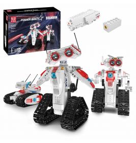 Roboter-Bausatz mit fernsteuerbaren Modellen, Schienen, Teilen und einer Box mit Aufschrift POWER BRICK und BRANDON.