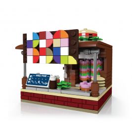 Bunter LEGO-BBQ-Stand mit großem Schild, Menütafel und verschiedenen ausgestellten Speisen aus Legosteinen.