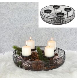 Schwarzes Tablett mit vier brennenden Stumpenkerzen, Tannenzapfen und Grün auf weißem Untergrund.