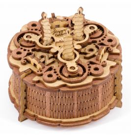 Holzmechanikmodell einer Geburtstagstorte mit Happy Birthday und drei Kerzen auf der Oberseite.