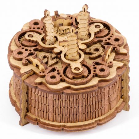 Holzmechanikmodell einer Geburtstagstorte mit Happy Birthday und drei Kerzen auf der Oberseite.