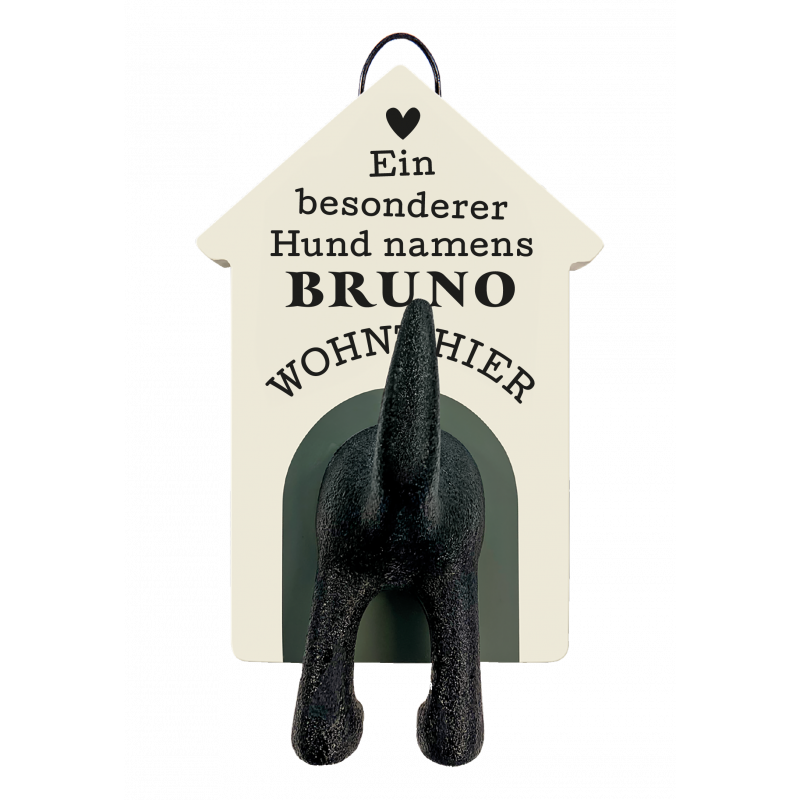 Aus einem Hundehäuschen-Schild mit der Aufschrift Ein besonderer Hund namens Bruno wohnt hier ragen Hundebeine.