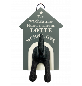 Hundehütte mit Schild: Schwarzes Hundehinterteil, Text: Ein wachsender Hund namens LOTTE wohnt hier.