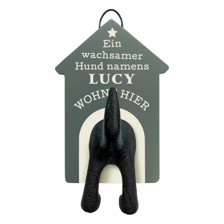 Hundförmiger Wandhaken mit Schild: Ein wachsamer Hund namens Lucy wohnt hier.