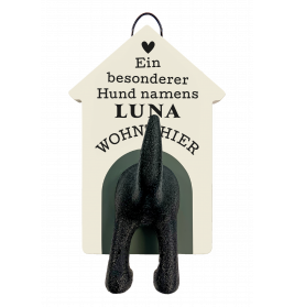 Ein Hundeschwanz-Haken an einem Schild: Ein besonderer Hund namens Luna wohnt hier, dazu ein kleines Herz.