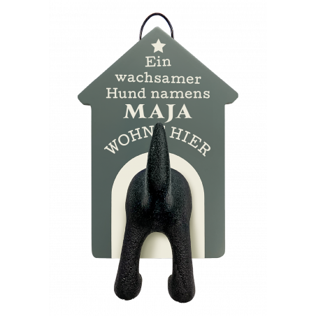 Hundeschwanz-Haken auf Hundehütten-Plakette, Beschriftung: Hier wohnt die wachsame Hündin Maja.