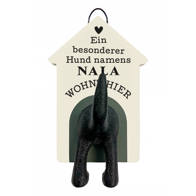Hundehütte mit schwarzem Hundepopo, Schild: Ein besonderer Hund namens Nala wohnt hier.