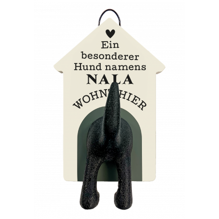 Hundehütte mit schwarzem Hundepopo, Schild: Ein besonderer Hund namens Nala wohnt hier.