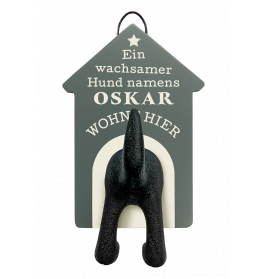 Hundehaus-förmige Plakette mit 3D-Hundehinterteil und Schrift: Ein wachsamer Hund namens Oskar wohnt hier.
