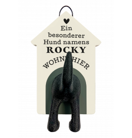 Schild in Hundehüttenform mit schwarzem Hundehintern, Text: Ein besonderer Hund namens Rocky wohnt hier.