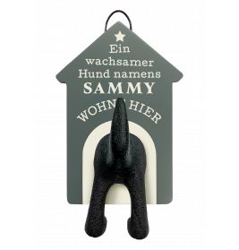 Graues Hundehüttenschild mit schwarzem Hundehintern, deutscher Text über den Wachhund Sammy.