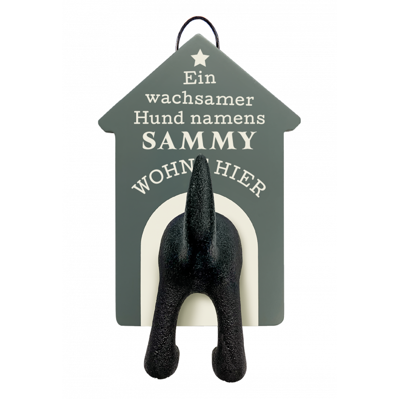 Graues Hundehüttenschild mit schwarzem Hundehintern, deutscher Text über den Wachhund Sammy. Graues Hundehüttenschild mit schwarzem Hundehintern, deutscher Text über den Wachhund Sammy.