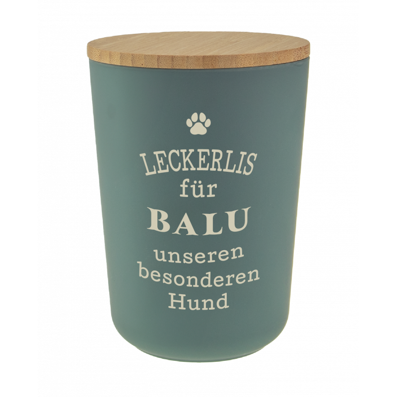 Grüne Vorratsdose mit Holzdeckel und deutscher Beschriftung zur Aufbewahrung von Hundeleckerlis. Grüne Vorratsdose mit Holzdeckel und deutscher Beschriftung zur Aufbewahrung von Hundeleckerlis.