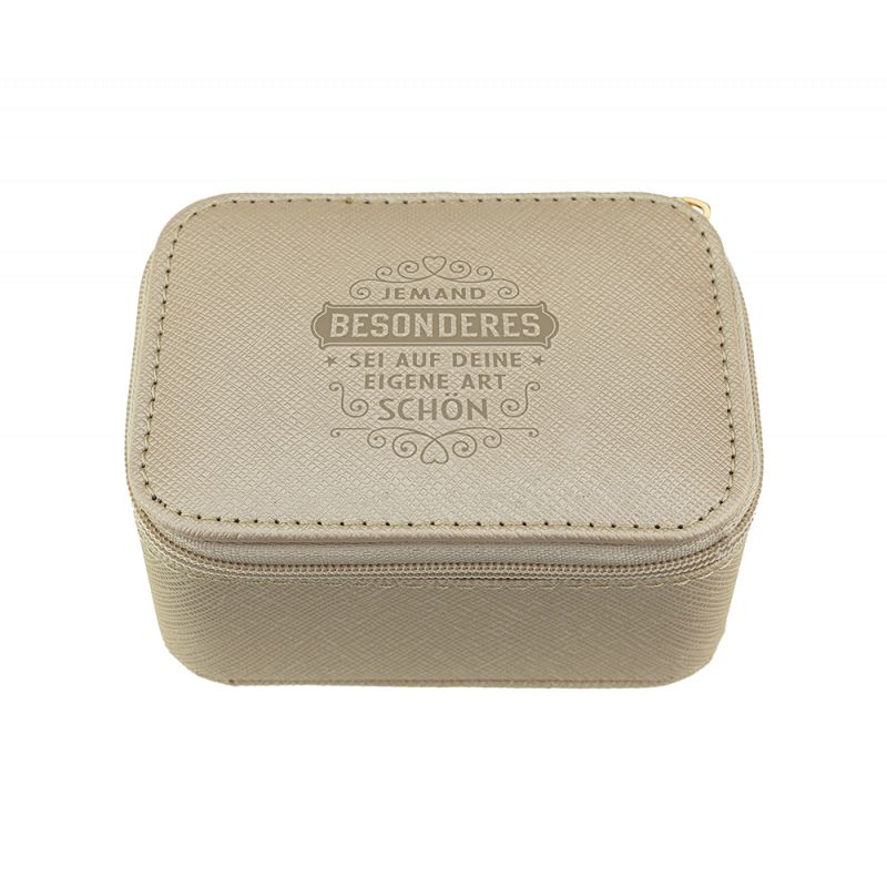 Beige Box mit Reißverschluss und geprägtem deutschen Text auf dem Deckel, auf weißem Hintergrund. Beige Box mit Reißverschluss und geprägtem deutschen Text auf dem Deckel, auf weißem Hintergrund.