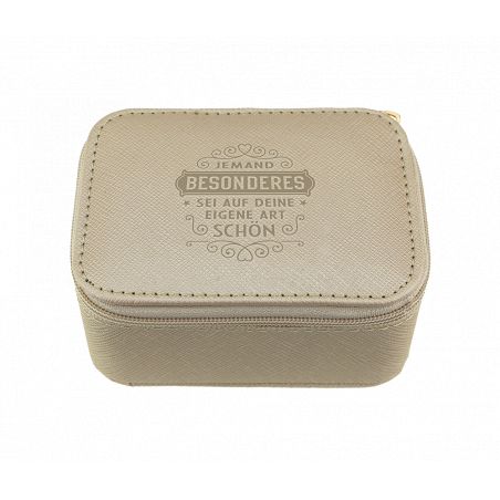 Beige Box mit Reißverschluss und geprägtem deutschen Text auf dem Deckel, auf weißem Hintergrund.