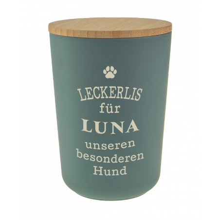 Grünes Leckerli-Glas mit Holzdeckel und Aufschrift: Leckerlis für Luna, unseren besonderen Hund.