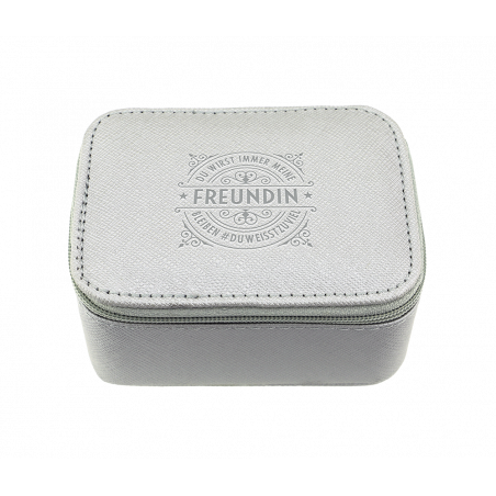 Kleine, hellgraue Box mit Reißverschluss auf dem Deckel sind FREUNDIN und Ziertext eingeprägt.