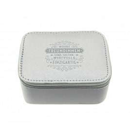 Kleine graue Box mit Reißverschluss, auf deren Deckel ein deutscher Schriftzug in Zierschrift steht.