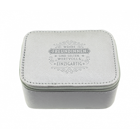 Kleine graue Box mit Reißverschluss, auf deren Deckel ein deutscher Schriftzug in Zierschrift steht.