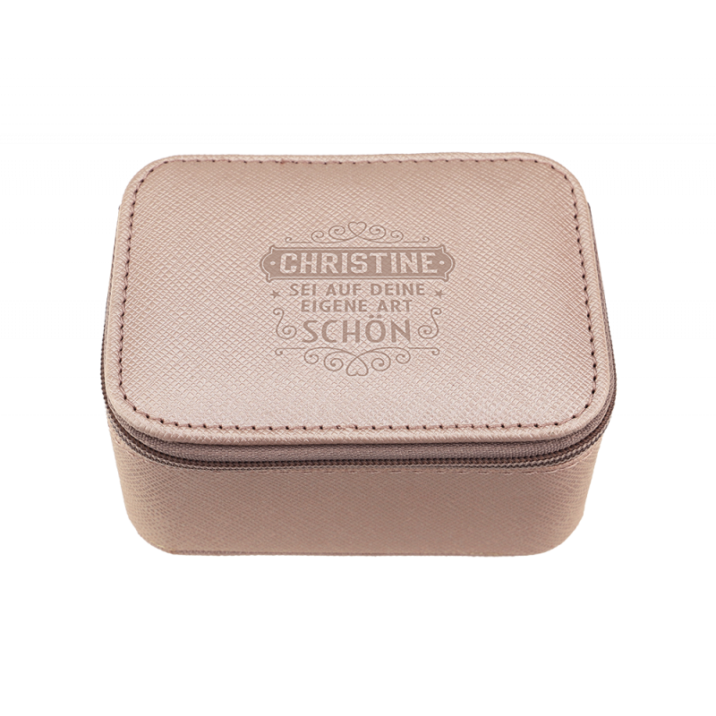 Kleine, rosafarbene Reißverschlusshülle mit einer Gravur in deutscher Sprache auf dem Deckel.