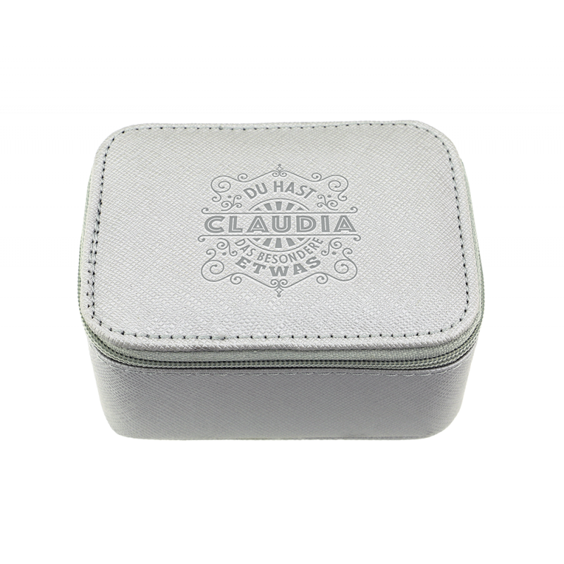 Hellgraue, rechteckige Box mit Reißverschluss auf dem Deckel sind Claudia und deutscher Text geprägt. Hellgraue, rechteckige Box mit Reißverschluss auf dem Deckel sind Claudia und deutscher Text geprägt.
