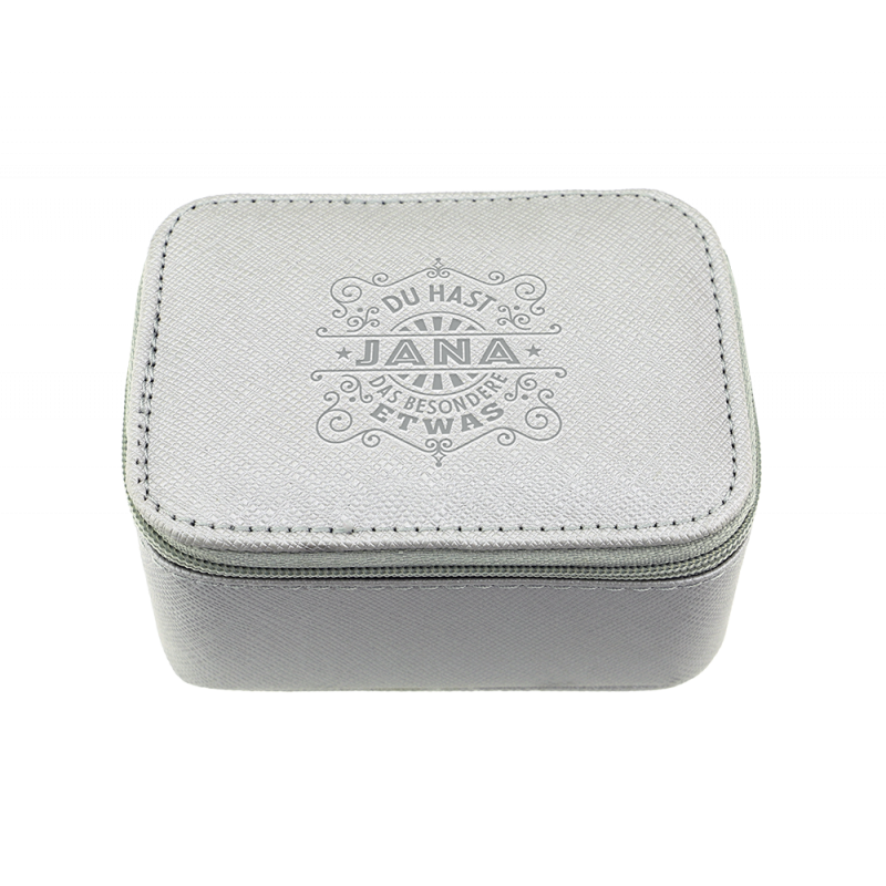 Kleine, hellgraue Box mit Reißverschluss und dem Aufdruck Du hast Jana, etwas Besonderes auf dem Deckel.