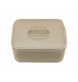 Beiges, rechteckiges Etui mit Reißverschluss und geprägtem Schriftzug JASMIN SEI DU SELBST auf dem Deckel.