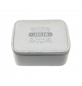 Hellgraue Box mit Reißverschluss, auf dem Deckel sind Julia und Ziertext geprägt.