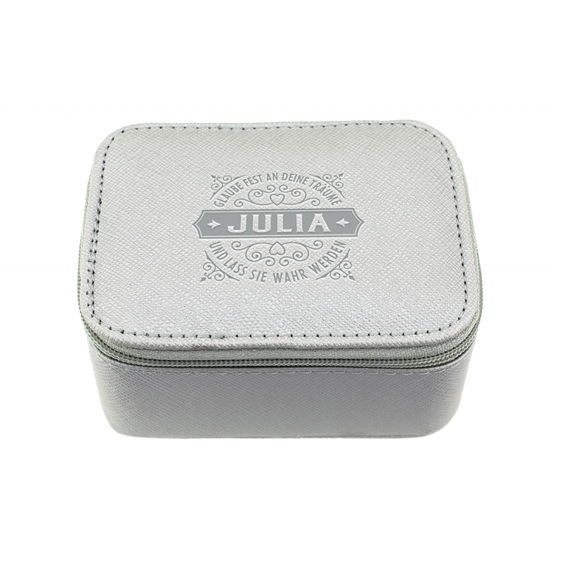 Hellgraue Box mit Reißverschluss, auf dem Deckel sind Julia und Ziertext geprägt. Hellgraue Box mit Reißverschluss, auf dem Deckel sind Julia und Ziertext geprägt.