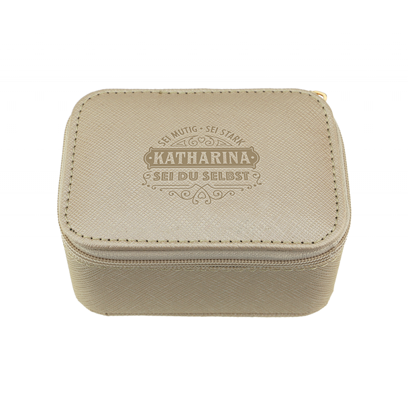 Beige Box mit Reißverschluss, Deckel geprägt mit KATHARINA SEI DU SELBST. Beige Box mit Reißverschluss, Deckel geprägt mit KATHARINA SEI DU SELBST.