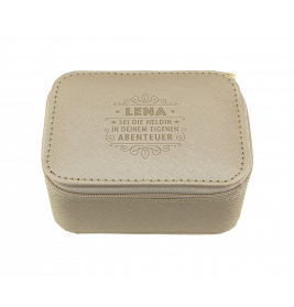 Kleine beigefarbene Box mit Reißverschluss und dem deutschen Spruch Lena, sei die Heldin in deinem eigenen Abenteuer.