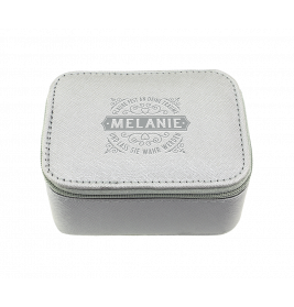 Kleine graue Box mit Reißverschluss, auf deren Deckel Melanie und dekorative Schriftzüge gedruckt sind.
