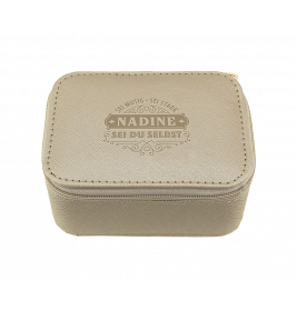 Beige Box mit Reißverschluss, auf dem Deckel steht NADINE SEI DU SELBST in dekorativer Schrift.