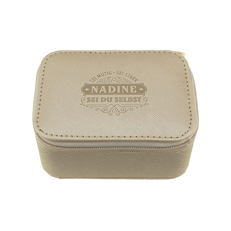 Beige Box mit Reißverschluss, auf dem Deckel steht NADINE SEI DU SELBST in dekorativer Schrift.