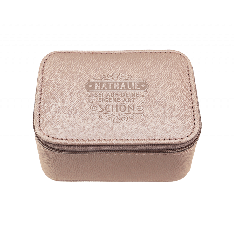 Kleines, rechteckiges, beiges Etui mit eingraviertem deutschen Text auf dem Deckel und Reißverschluss.