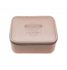 Kleine, rosafarbene Schmuckbox, rechteckig, mit geprägtem deutschen Schriftzug auf dem geschlossenen, gezippten Deckel.