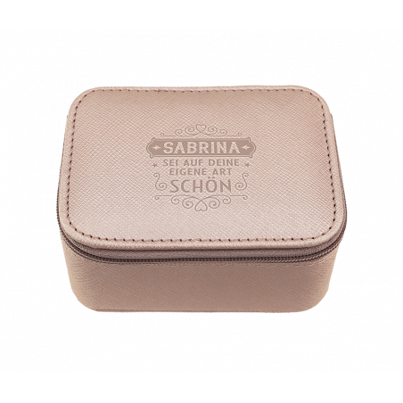 Kleine, rosafarbene Schmuckbox, rechteckig, mit geprägtem deutschen Schriftzug auf dem geschlossenen, gezippten Deckel.