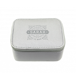 Kleine rechteckige graue Box mit geprägtem SARAH und dekorativem Text auf dem Deckel.