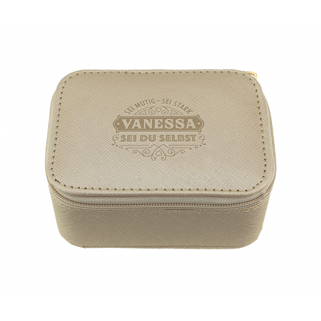 Beige Box mit Reißverschluss, Name Vanessa und Schriftzug Sei mutig - Sei stark - Sei du selbst auf dem Deckel.