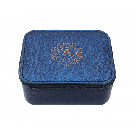 Kleine blaue Schmuckschachtel mit Goldmuster und dem Buchstaben A auf dem Deckel vor weißem Hintergrund.