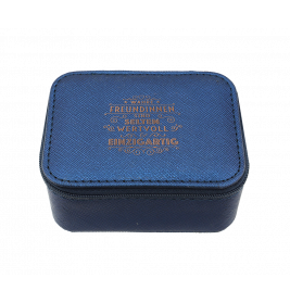 Kleine, blaue Box mit Struktur und goldener deutscher Aufschrift auf dem Deckel, vor weißem Hintergrund fotografiert.