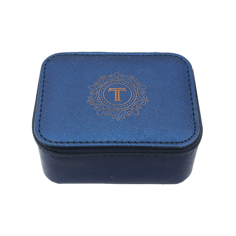 Kleine blaue Strukturbox mit goldenem verziertem T-Logo auf dem Deckel, vor weißem Hintergrund fotografiert.