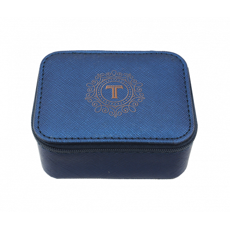 Kleine blaue Strukturbox mit goldenem verziertem T-Logo auf dem Deckel, vor weißem Hintergrund fotografiert.