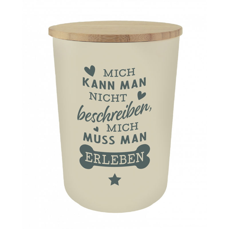 Beiger Behälter mit Holzdeckel, Aufschrift: Mich kann man nicht beschreiben, mich muss man erleben. Beiger Behälter mit Holzdeckel, Aufschrift: Mich kann man nicht beschreiben, mich muss man erleben.