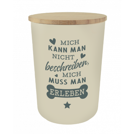 Beiger Behälter mit Holzdeckel, Aufschrift: Mich kann man nicht beschreiben, mich muss man erleben.