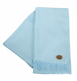 Hellblauer Schal mit Fransen und braunem ovalen Etikett an einem Ende, auf weißem Hintergrund präsentiert.