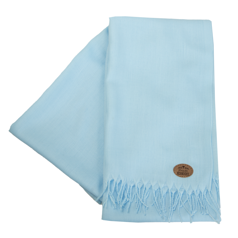 Hellblauer Schal mit Fransen und braunem ovalen Etikett an einem Ende, auf weißem Hintergrund präsentiert. Hellblauer Schal mit Fransen und braunem ovalen Etikett an einem Ende, auf weißem Hintergrund präsentiert.