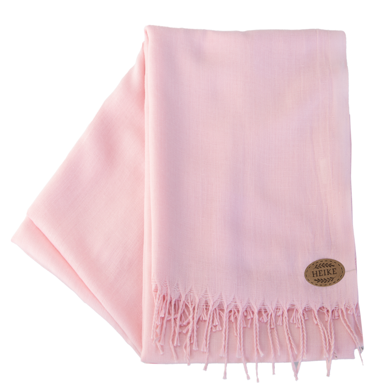 Hellrosa Schal mit Fransen und kleinem braunen HEIKE-Label in einer Ecke, flach ausgebreitet. Hellrosa Schal mit Fransen und kleinem braunen HEIKE-Label in einer Ecke, flach ausgebreitet.